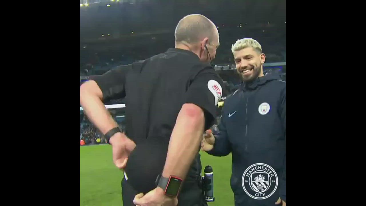 Premier League 2018-19: Mike Dean refuses to share match-ball with Sergio Aguero!