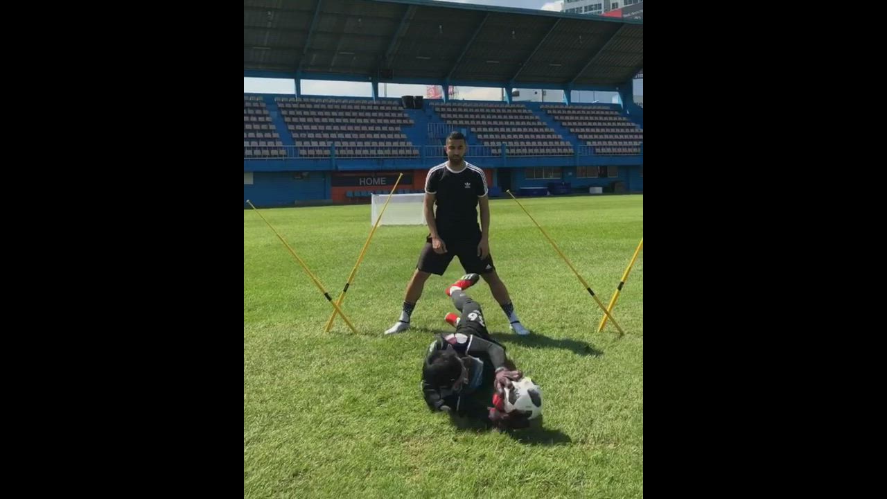 Football Skills And Drills: Football training with Port FC keeper Worawut
