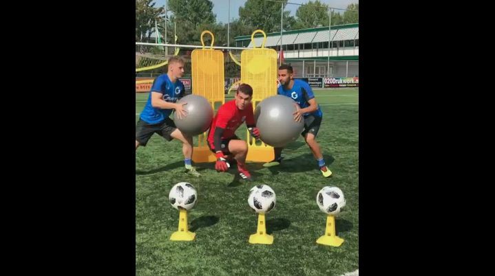 Football Skills: PEC Zwolle Goalkeeper Mickey van der Hart