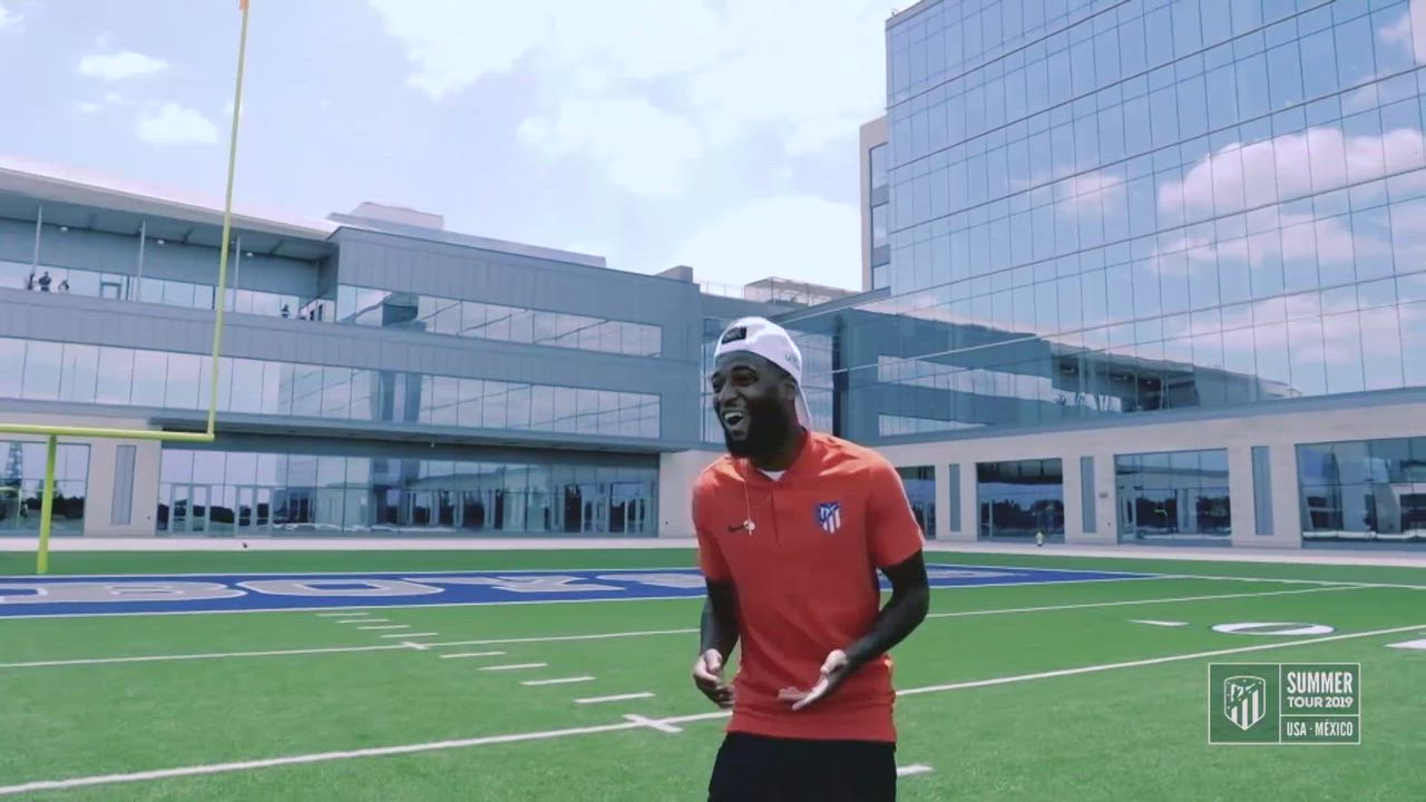 Morata, Koke, Lemar visit Dallas Cowboys, take on punt challenge