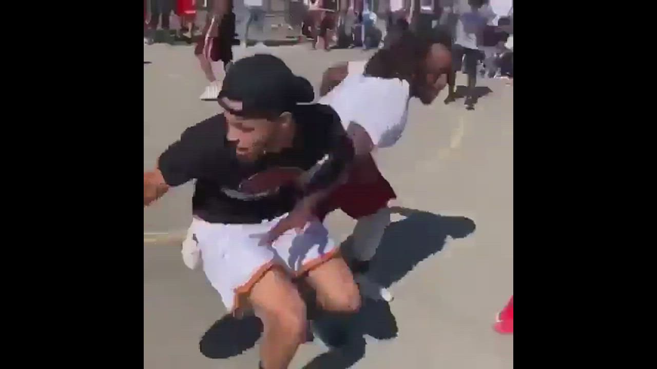Steph Curry played 1v1 against a random guy at the park