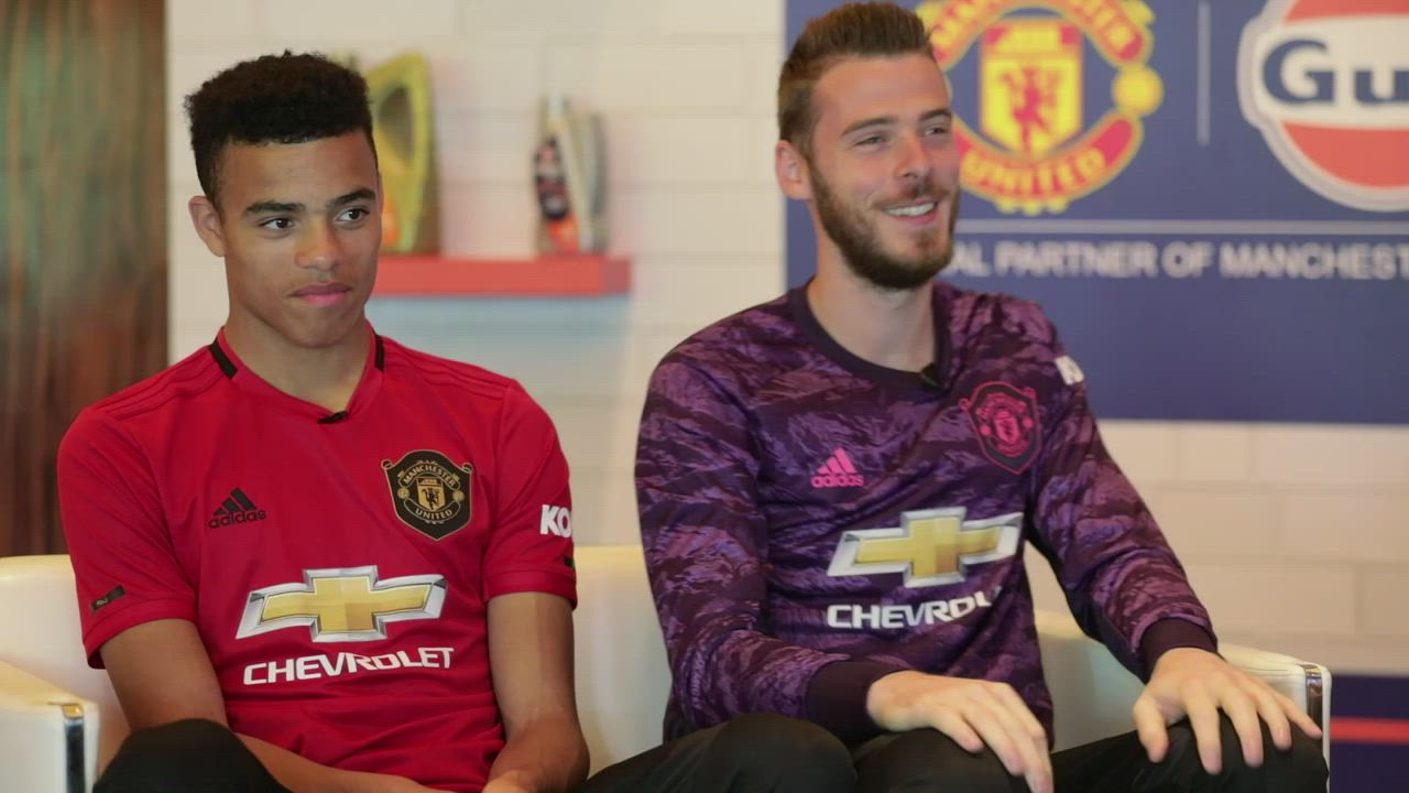 Manchester United stars talk with Indian Captain Sunil Chhetri